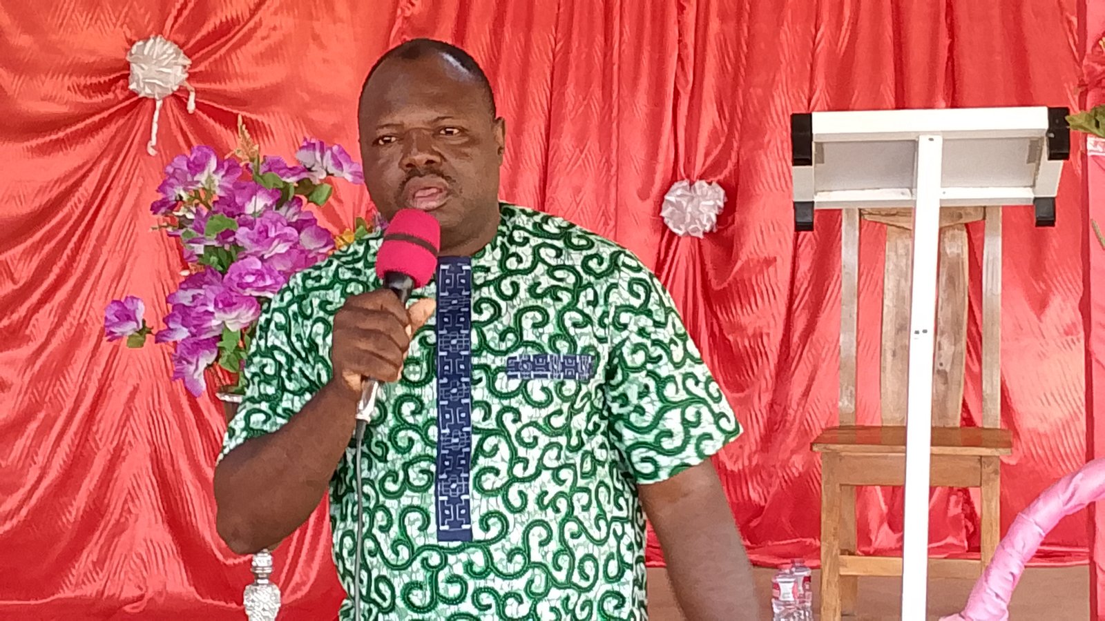 Notre mission est d’éclairer les nations par la Parole, de restaurer les vies brisées et d’être le canal de l’amour divin.