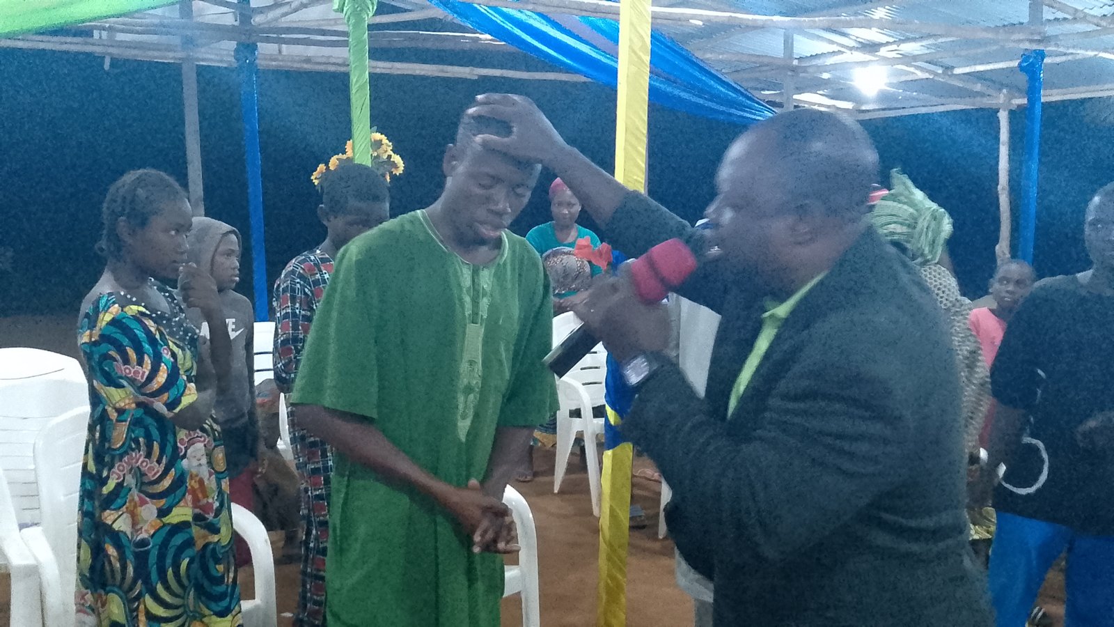 Chaque don soutient la mission, la prière et les projets sociaux du Ministère La Main de Dieu.